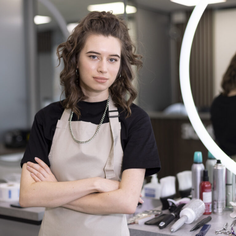 hairdresser-getting-ready-client